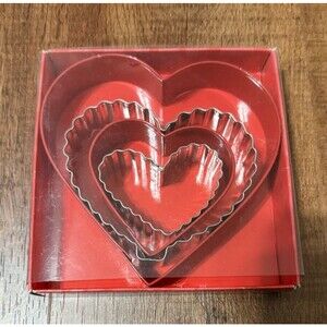 Cookie Cake Cutters  Boxed Set Of 4 Metal Hearts 2 Fluted 2 Straight